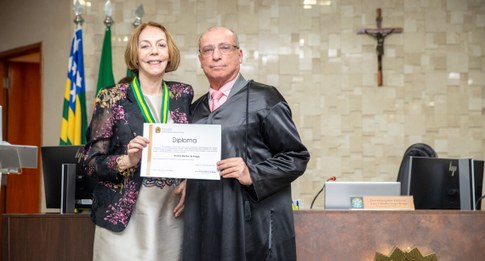 Amélia Araújo recebe Comenda de Mérito Eleitoral