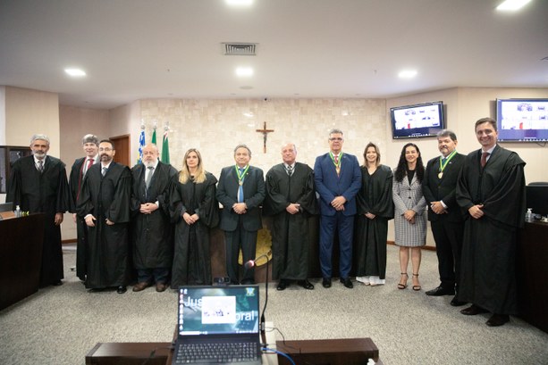 Autoridades do TRT-18 recebem Colar do Mérito Eleitoral 