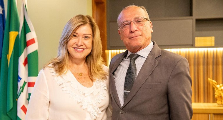 Presidente Luiz Cláudio Veiga Braga e a coordenadora da Procuradoria da Mulher da Assembleia Leg...