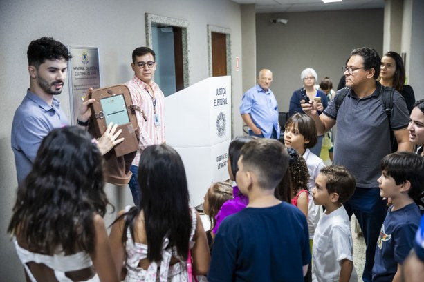 Crianças visitam instalações do Memorial do TRE-GO