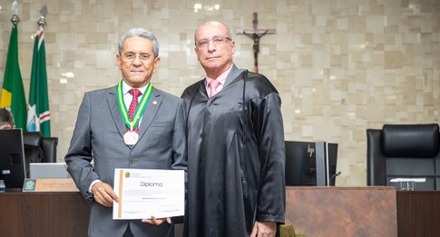 Itaney Campos recebe Comenda de Mérito Eleitoral