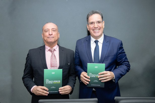 Presidente do TRE-GO prestigia lançamento da segunda edição do livro "Os Concursos do MPGO 1948-...