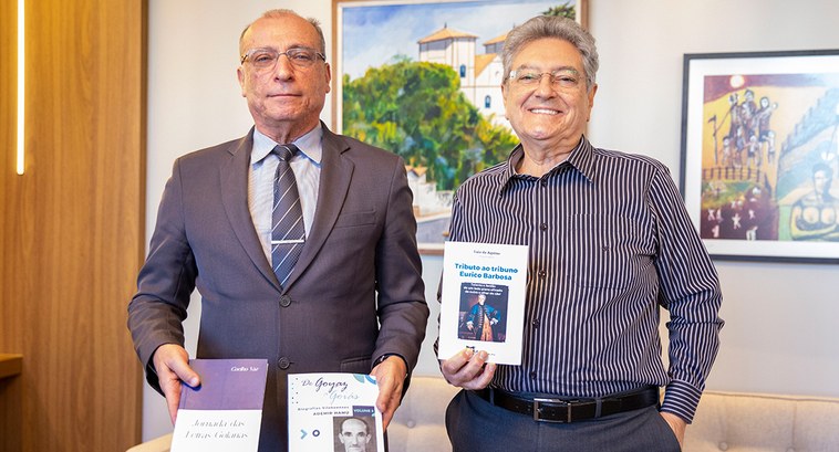 Presidente Luiz Cláudio Veiga Braga recebe livros doados pelo historiador Nasr Chaul para a Bibl...